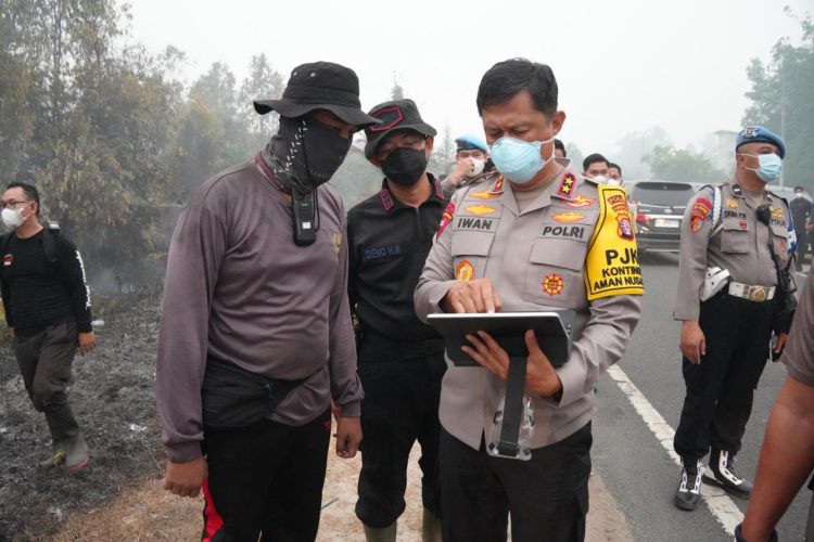Kapolda Kalimantan Tengah Irjen Pol. Iwan Kurniawan, bersama Gubernur H. Agustiar Sabran dan Pangdam XII/Tambun Bungai Mayjen TNI Zainul Arifin meninjau langsung lokasi Karhutla di kawasan Bukit Rawi, Kota Palangka Raya, Minggu (13/9/2026).