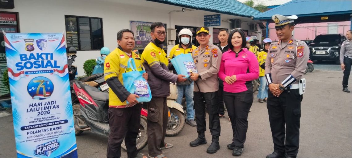 Polres Kotawaringin Timur melaksanakan kegiatan bakti sosial dengan membagikan paket sembako kepada Komunitas Ojek Online Maxim di sampit , Minggu (13/09/2026) Pagi.