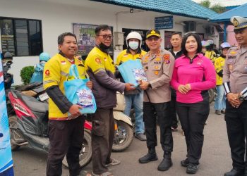 Polres Kotawaringin Timur melaksanakan kegiatan bakti sosial dengan membagikan paket sembako kepada Komunitas Ojek Online Maxim di sampit , Minggu (13/09/2026) Pagi.