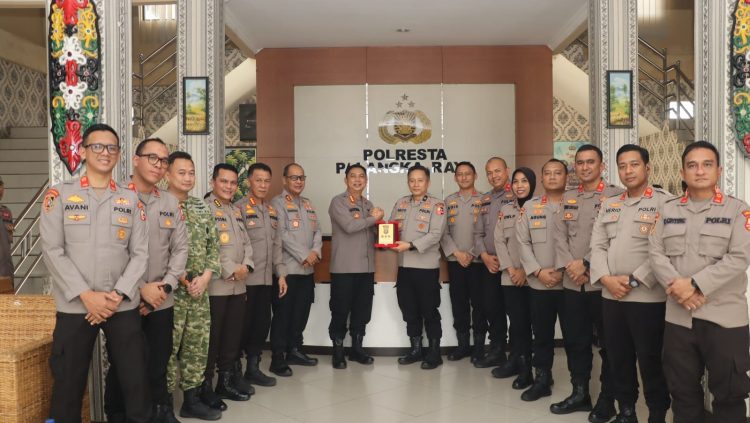 Kapolresta Palangka Raya Kombes Pol Andiyatna, S.I.K., M.H., menyambut hangat kedatangan Serdik Sespimmen Polri Dikreg ke-67 di lobi Mapolresta Palangka Raya