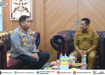 Bupati Murung Raya (Mura), Heriyus, didampingi Pj. Sekda Mura, Sarwo Mintarjo, Asisten I dan Asisten II Setda Mura, menerima kunjungan kedinasan Plh. Kapolres Mura, AKBP Asep Bangbang Saputra, beserta jajaran Pejabat Utama Polres Mura.