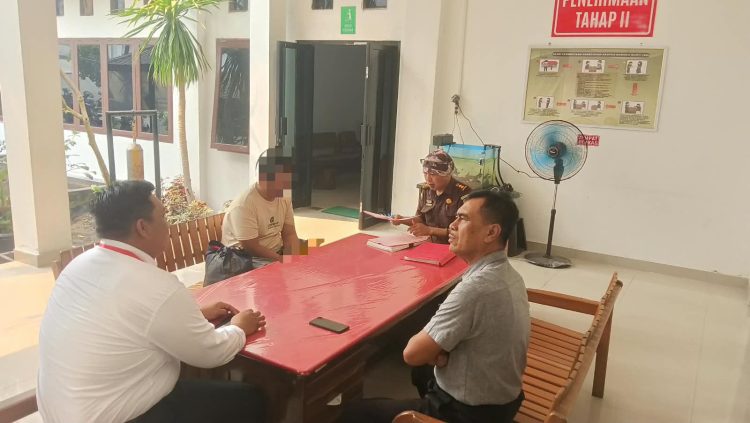 Unit III Reskrim Polsek Pahandut melaksanakan penyerahan tanggung jawab terhadap terduga pelaku beserta barang bukti kepada Jaksa Penuntut Umum (JPU) Kejaksaan Negeri Palangka Raya.
