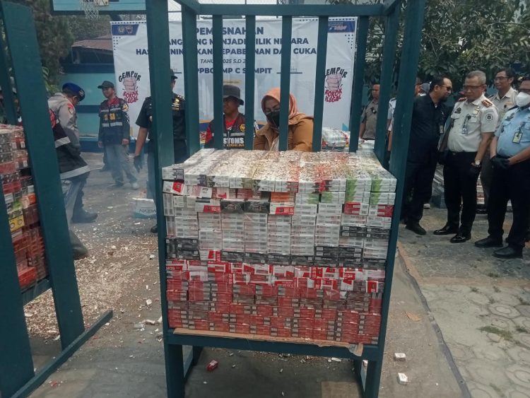 Kasat Polairud Polres Seruyan AKP Djoko Poernomo menghadiri kegiatan Pemusnahan Barang yang Menjadi Milik Negara berupa Barang Kena Cukai Hasil Tembakau (BKC HT) dan Minuman Mengandung Etil Alkohol (MMEA) hasil operasi penindakan periode 1 Januari 2025 sampai dengan 31 Juli 2026.