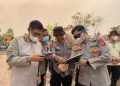 Kapolda Kalimantan Tengah Irjen Pol Iwan Kurniawan, S.I.K., M.Si., didampingi para pejabat utama Polda turun langsung memimpin personel dalam penanganan kebakaran hutan dan lahan (karhutla) yang terjadi di wilayah Kota Palangka Raya. Selasa (15/9/2026).
