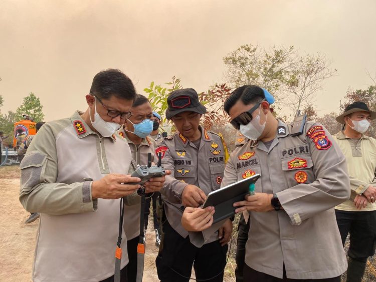 Kapolda Kalimantan Tengah Irjen Pol Iwan Kurniawan, S.I.K., M.Si., didampingi para pejabat utama Polda turun langsung memimpin personel dalam penanganan kebakaran hutan dan lahan (karhutla) yang terjadi di wilayah Kota Palangka Raya. Selasa (15/9/2026).