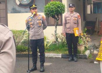 Kapolsek Pahandut AKP Iyudi Hartanto memimpin apel personel di Mapolsek Pahandut.