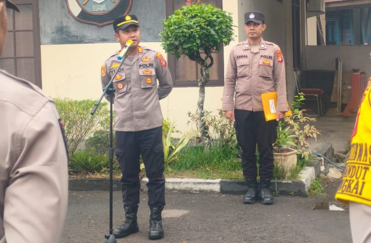 Kapolsek Pahandut AKP Iyudi Hartanto memimpin apel personel di Mapolsek Pahandut.