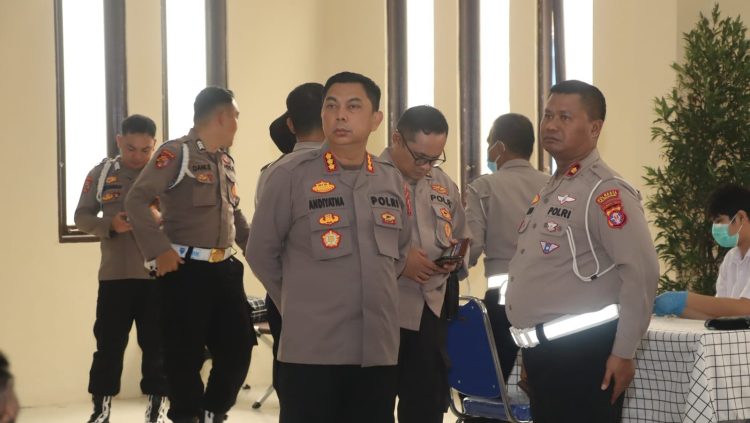 Kapolresta Palangka Raya Kombes Pol Andiyatna, S.I.K., M.H., menggelar kegiatan donor darah di Aula Yusuf Suganda, Mapolresta Palangka Raya.