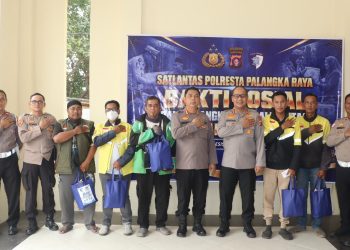 Kapolresta Palangka Raya Kombes Pol Andiyatna, S.I.K., M.H., menyerahkan bantuan sosial kepada para pengemudi ojek online (ojol) dalam rangka memperingati Hari Lalu Lintas Bhayangkara ke-71.