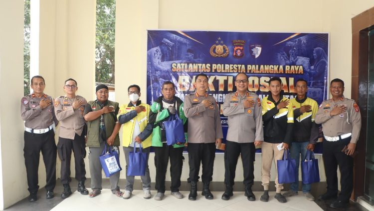 Kapolresta Palangka Raya Kombes Pol Andiyatna, S.I.K., M.H., menyerahkan bantuan sosial kepada para pengemudi ojek online (ojol) dalam rangka memperingati Hari Lalu Lintas Bhayangkara ke-71.