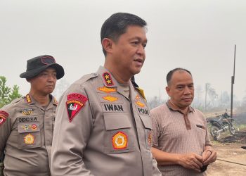 Kapolda Kalimantan Tengah (Kalteng) Irjen Pol Iwan Kurniawan bersama Asisten Logistik (Aslog) Kapolri Irjen Pol Suwondo Nainggolan meninjau langsung proses pemadaman dan pendinginan Kebakaran Hutan dan Lahan (Karhutla) di Jalan Maduhara, Kelurahan Sabaru, Kota Palangka Raya, Rabu (16/9/2026).