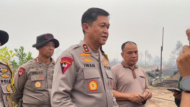 Kapolda Kalimantan Tengah (Kalteng) Irjen Pol Iwan Kurniawan bersama Asisten Logistik (Aslog) Kapolri Irjen Pol Suwondo Nainggolan meninjau langsung proses pemadaman dan pendinginan Kebakaran Hutan dan Lahan (Karhutla) di Jalan Maduhara, Kelurahan Sabaru, Kota Palangka Raya, Rabu (16/9/2026).