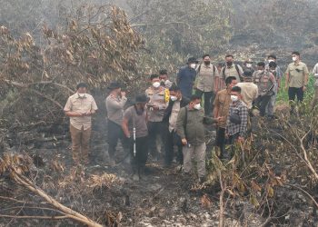 penyemprotan cairan X-Fire, di Jalan Manduhara, Rabu (16/9/2026) sore.