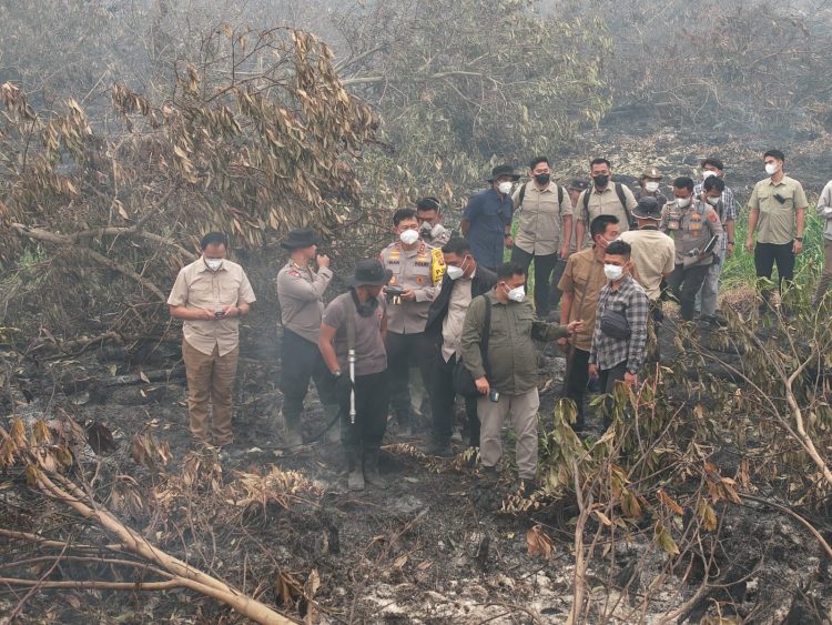 penyemprotan cairan X-Fire, di Jalan Manduhara, Rabu (16/9/2026) sore.