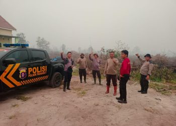 Kapolsek Pahandut bersama personelnya melakukan pemadaman dan pendinginan kebakaran hutan dan lahan (Karhutla) di Jalan Kranggan 20, Kelurahan Tanjung Pinang, Kecamatan Pahandut, Kota Palangka Raya.