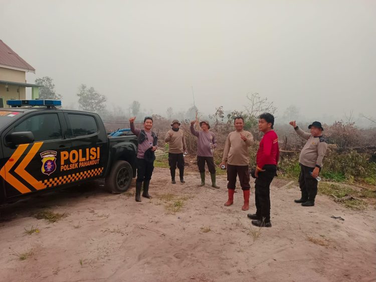 Kapolsek Pahandut bersama personelnya melakukan pemadaman dan pendinginan kebakaran hutan dan lahan (Karhutla) di Jalan Kranggan 20, Kelurahan Tanjung Pinang, Kecamatan Pahandut, Kota Palangka Raya.