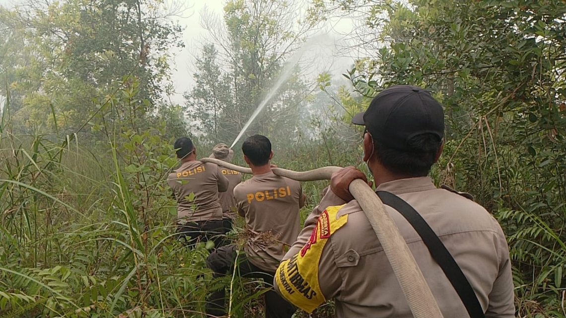 Personel Polsek Sabangau terus melakukan penanganan kebakaran hutan dan lahan (Karhutla) di Jalan Manduhara Ujung, Kelurahan Kereng Bangkirai, Kecamatan Sabangau, Kota Palangka Raya. Upaya tersebut dilakukan dengan pemadaman dan pendinginan untuk mencegah api kembali meluas.