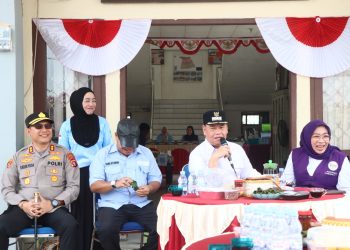 Kapolres Kotawaringin Timur AKBP I Kadek Dwi Yoga Sidhimantra, S.H., S.I.K., M.M. turut mengikuti kegiatan pendistribusian bantuan air bersih kepada masyarakat di wilayah Kecamatan Mentaya Hilir Selatan bersama Bupati Kotawaringin Timur H. Halikinnor, S.H., M.M. , Kamis (17/9/2026) Siang.