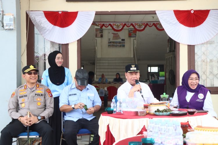 Kapolres Kotawaringin Timur AKBP I Kadek Dwi Yoga Sidhimantra, S.H., S.I.K., M.M. turut mengikuti kegiatan pendistribusian bantuan air bersih kepada masyarakat di wilayah Kecamatan Mentaya Hilir Selatan bersama Bupati Kotawaringin Timur H. Halikinnor, S.H., M.M. , Kamis (17/9/2026) Siang.