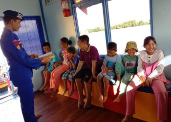 Pondok Baca Meleo Huruf ini dibangun di menyerupai perpustakaan umum yang telah dilengkapi dengan rak-rak buku yang menampung beragam jenis bacaan, mulai dari novel, buku anak-anak, hingga literatur tentang hukum dan keamanan.