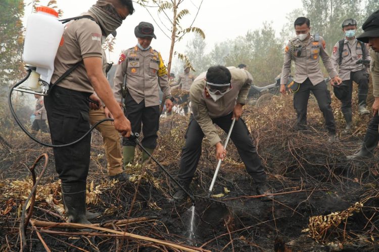 Pemadaman di kawasan Jalan Manduhara Ujung yang berada dekat kawasan strategis Taman Nasional Sebangau, permukiman warga, dan Bandara Tjilik Riwut.