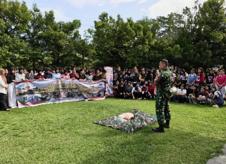 Kodim 0207/Simalungun bersama Denkesyah 01-04-01 Pematangsiantar menggelar bakti kesehatan melalui sosialisasi Penanganan Bantuan Hidup Dasar (BHD).