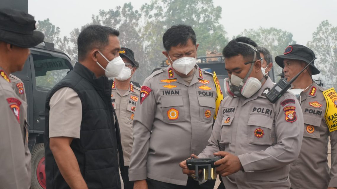 Polda Kalimantan Tengah bersama Satuan Tugas (Satgas) Penanggulangan Kebakaran Hutan dan Lahan (Karhutla) terus melakukan upaya pemadaman dan pembasahan di sejumlah wilayah yang terdampak karhutla. Salah satunya di kawasan Jalan Manduhara Ujung, Kota Palangka Raya, Jumat (18/9/2026).