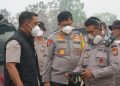 Polda Kalimantan Tengah bersama Satuan Tugas (Satgas) Penanggulangan Kebakaran Hutan dan Lahan (Karhutla) terus melakukan upaya pemadaman dan pembasahan di sejumlah wilayah yang terdampak karhutla. Salah satunya di kawasan Jalan Manduhara Ujung, Kota Palangka Raya, Jumat (18/9/2026).
