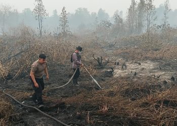 Polsek Pahandut bergerak melakukan pengecekan titik hotspot sekaligus pemadaman Kebakaran Hutan dan Lahan (Karhutla) di kawasan komplek pemakaman Jalan Tjilik Riwut Km 12, Kelurahan Bukit Tunggal, Kecamatan Jekan Raya.