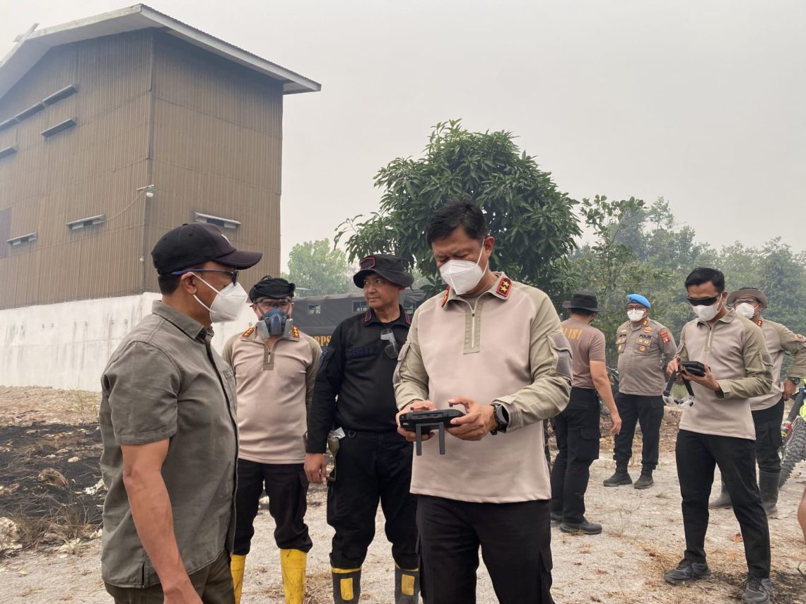 Kapolda Kalimantan Tengah (Kalteng) Irjen Pol Iwan Kurniawan bersama Kabinda Marsma TNI Muhammad Nur secara langsung meninjau penanganan kebakaran hutan dan lahan (Karhutla) di Jalan Manduhara, Kota Palangka Raya, Sabtu (19/09/2026).