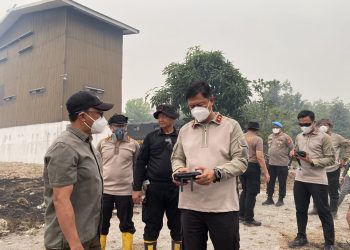 Kapolda Kalimantan Tengah (Kalteng) Irjen Pol Iwan Kurniawan bersama Kabinda Marsma TNI Muhammad Nur secara langsung meninjau penanganan kebakaran hutan dan lahan (Karhutla) di Jalan Manduhara, Kota Palangka Raya, Sabtu (19/09/2026).