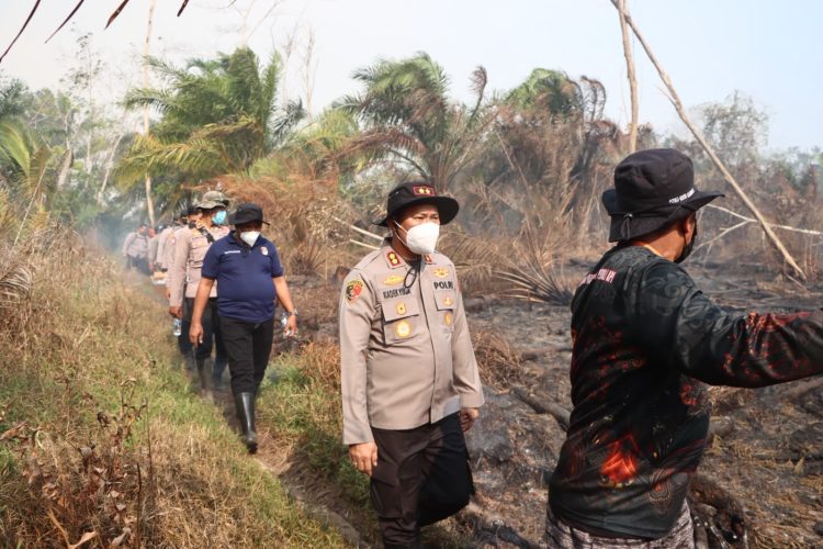 Kapolres Kotim AKBP I Kadek Dwi Yoga Sidhimantra W., S.H., S.I.K., M.M. meninjau langsung lokasi kebakaran hutan dan lahan di Desa Rawa Sari, Kecamatan Pulau Hanaut, Sabtu (19/09/2026) siang.