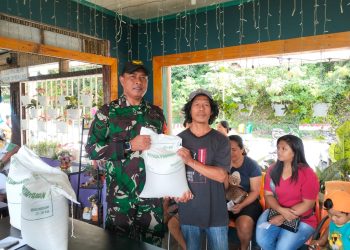 Babinsa Koramil 11/Girsang Sipangan Bolon Kodim 0207/Simalungun, Sertu M. Razali, turut hadir melakukan pendampingan penyaluran Bantuan Pangan dan Bantuan Sosial Program Keluarga Harapan (PKH) Semester III kepada masyarakat penerima manfaat.