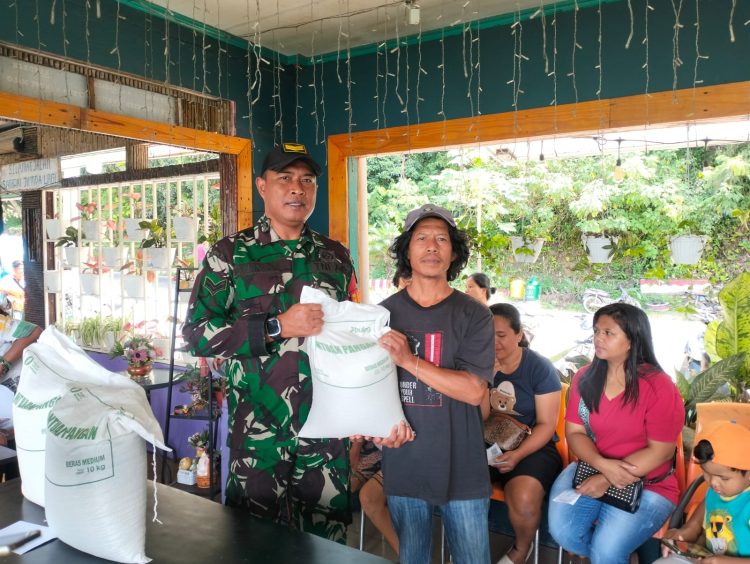 Babinsa Koramil 11/Girsang Sipangan Bolon Kodim 0207/Simalungun, Sertu M. Razali, turut hadir melakukan pendampingan penyaluran Bantuan Pangan dan Bantuan Sosial Program Keluarga Harapan (PKH) Semester III kepada masyarakat penerima manfaat.