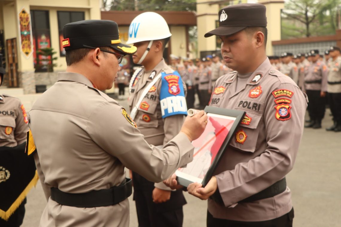 Kapolres Kotawaringin Timur (Kotim) AKBP I Kadek Dwi Yoga Sidhimantra W, S.H., S.I.K., M.M. memimpin Upacara Pemberhentian Tidak Dengan Hormat (PTDH) terhadap dua personel, upacara berlangsung di halaman Mako Polres Kotim, Senin (21/09/2026) pagi.