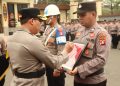 Kapolres Kotawaringin Timur (Kotim) AKBP I Kadek Dwi Yoga Sidhimantra W, S.H., S.I.K., M.M. memimpin Upacara Pemberhentian Tidak Dengan Hormat (PTDH) terhadap dua personel, upacara berlangsung di halaman Mako Polres Kotim, Senin (21/09/2026) pagi.