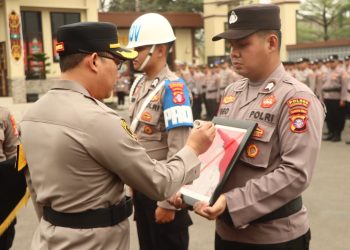 Kapolres Kotawaringin Timur (Kotim) AKBP I Kadek Dwi Yoga Sidhimantra W, S.H., S.I.K., M.M. memimpin Upacara Pemberhentian Tidak Dengan Hormat (PTDH) terhadap dua personel, upacara berlangsung di halaman Mako Polres Kotim, Senin (21/09/2026) pagi.