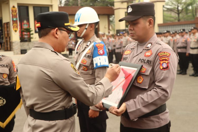 Kapolres Kotawaringin Timur (Kotim) AKBP I Kadek Dwi Yoga Sidhimantra W, S.H., S.I.K., M.M. memimpin Upacara Pemberhentian Tidak Dengan Hormat (PTDH) terhadap dua personel, upacara berlangsung di halaman Mako Polres Kotim, Senin (21/09/2026) pagi.
