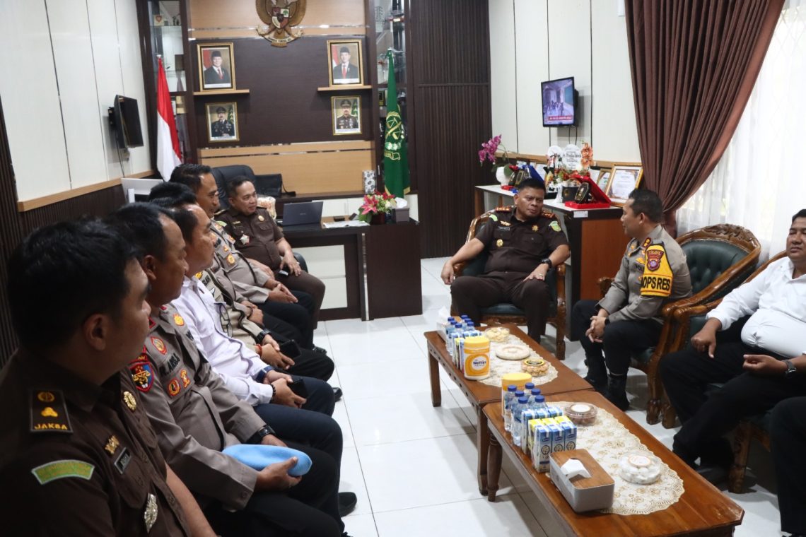 Kapolres Kotawaringin Timur AKBP I Kadek Dwi Yoga Sidhimantra W., S.H., S.I.K., M.M. melaksanakan kunjungan silaturahmi ke Kantor Kejaksaan Negeri (Kejari) Kotawaringin Timur sebagai upaya mempererat hubungan dan sinergitas antarinstansi penegak hukum , Senin (21/9/2026) Siang.