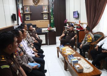 Kapolres Kotawaringin Timur AKBP I Kadek Dwi Yoga Sidhimantra W., S.H., S.I.K., M.M. melaksanakan kunjungan silaturahmi ke Kantor Kejaksaan Negeri (Kejari) Kotawaringin Timur sebagai upaya mempererat hubungan dan sinergitas antarinstansi penegak hukum , Senin (21/9/2026) Siang.