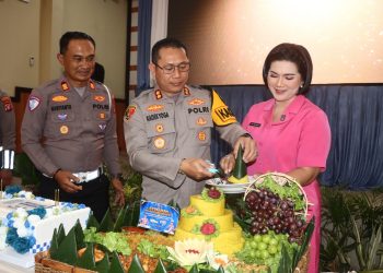 Kegiatan syukuran tersebut dihadiri oleh Kapolres Kotim AKBP I Kadek Dwi Yoga Sidhimantra W, S.H., S.I.K., M.M. para Pejabat Utama (PJU) Polres Kotim, personel Polres Kotim, Ketua Bhayangkari Ny. Dyas Kadek serta Pengurus Bhayangkari