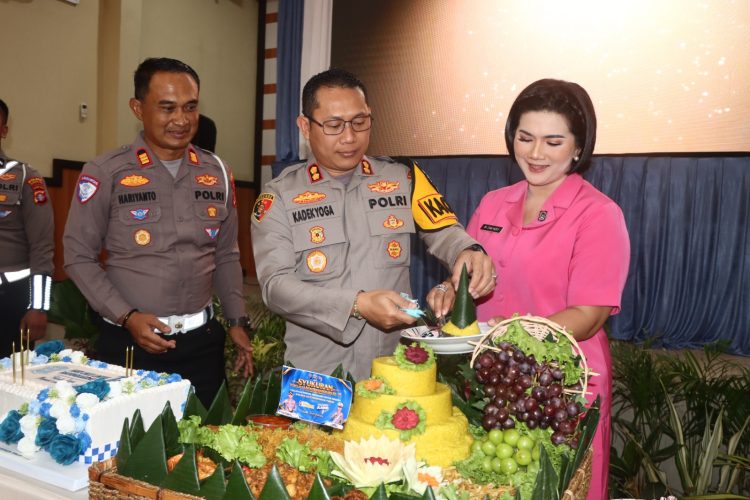 Kegiatan syukuran tersebut dihadiri oleh Kapolres Kotim AKBP I Kadek Dwi Yoga Sidhimantra W, S.H., S.I.K., M.M. para Pejabat Utama (PJU) Polres Kotim, personel Polres Kotim, Ketua Bhayangkari Ny. Dyas Kadek serta Pengurus Bhayangkari