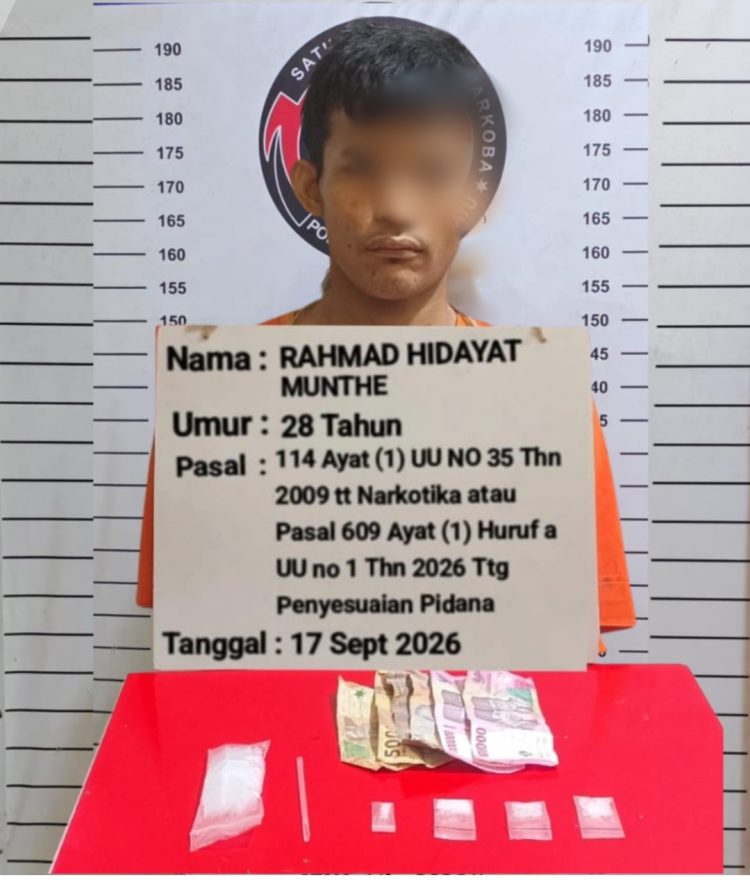 Operasi gabungan kepolisian itu berlangsung pada Rabu (16/09/26) sekitar pukul 20.30 WIB di Dusun 1 Sei Sakat, Kecamatan Panai Hilir dan berhasil meringkus bandar narkoba inisial RHM alias Rahmat Hidayat Munthe (28 Th). Pelaku diciduk bersama barang buktinya yaitu sabu sebanyak 2,85 gram.