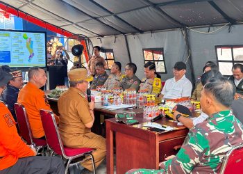 Kapolda Kalimantan Tengah Irjen Pol Iwan Kurniawan, mendampingi Menteri Kehutanan RI Raja Juli Antoni dan Kepala Badan Nasional Penanggulangan Bencana (BNPB) Letjen TNI Dr. Suharyanto, menggelar rapat koordinasi (Rakor) penguatan operasi darat dan udara penanganan Kebakaran Hutan dan Lahan (Karhutla) di Kabupaten Kapuas, Selasa (22/9/2026).