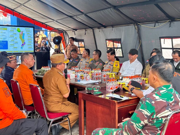 Kapolda Kalimantan Tengah Irjen Pol Iwan Kurniawan, mendampingi Menteri Kehutanan RI Raja Juli Antoni dan Kepala Badan Nasional Penanggulangan Bencana (BNPB) Letjen TNI Dr. Suharyanto, menggelar rapat koordinasi (Rakor) penguatan operasi darat dan udara penanganan Kebakaran Hutan dan Lahan (Karhutla) di Kabupaten Kapuas, Selasa (22/9/2026).