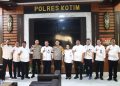 Kapolres Kotawaringin Timur AKBP I Kadek Dwi Yoga Sidhimantra W, S.H., S.I.K., M.M. menerima kunjungan silaturahmi dari Kepala Kantor Kesyahbandaran dan Otoritas Pelabuhan (KSOP) Kelas III Sampit, Hotman Siagian, yang berlangsung di aula lobi Polres Kotim, pada hari Rabu (23/09/2026) Siang.