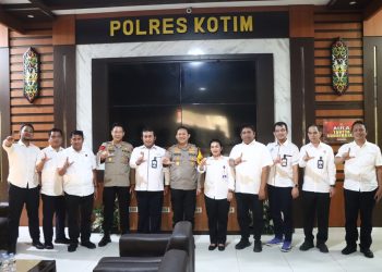 Kapolres Kotawaringin Timur AKBP I Kadek Dwi Yoga Sidhimantra W, S.H., S.I.K., M.M. menerima kunjungan silaturahmi dari Kepala Kantor Kesyahbandaran dan Otoritas Pelabuhan (KSOP) Kelas III Sampit, Hotman Siagian, yang berlangsung di aula lobi Polres Kotim, pada hari Rabu (23/09/2026) Siang.