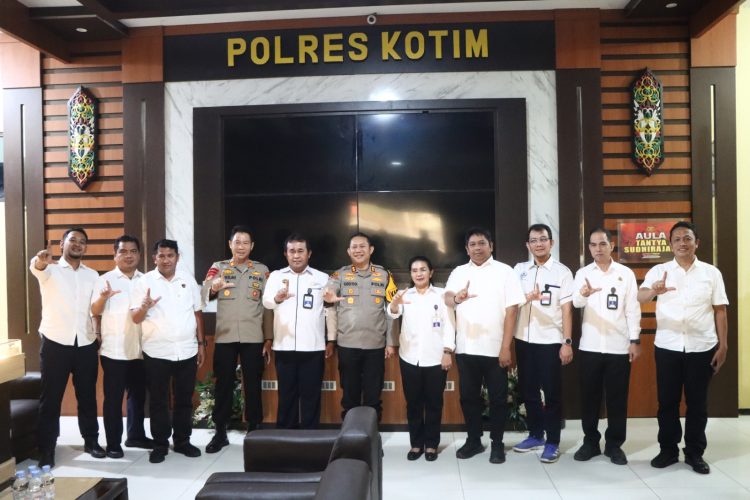 Kapolres Kotawaringin Timur AKBP I Kadek Dwi Yoga Sidhimantra W, S.H., S.I.K., M.M. menerima kunjungan silaturahmi dari Kepala Kantor Kesyahbandaran dan Otoritas Pelabuhan (KSOP) Kelas III Sampit, Hotman Siagian, yang berlangsung di aula lobi Polres Kotim, pada hari Rabu (23/09/2026) Siang.