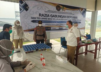 Polsek Bukit Batu bersama aparat penegak hukum (APH) melaksanakan razia gabungan serentak di Lapas Kelas IIA Palangka Raya dalam rangka mewujudkan pemasyarakatan bersih.