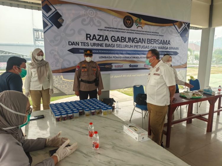 Polsek Bukit Batu bersama aparat penegak hukum (APH) melaksanakan razia gabungan serentak di Lapas Kelas IIA Palangka Raya dalam rangka mewujudkan pemasyarakatan bersih.